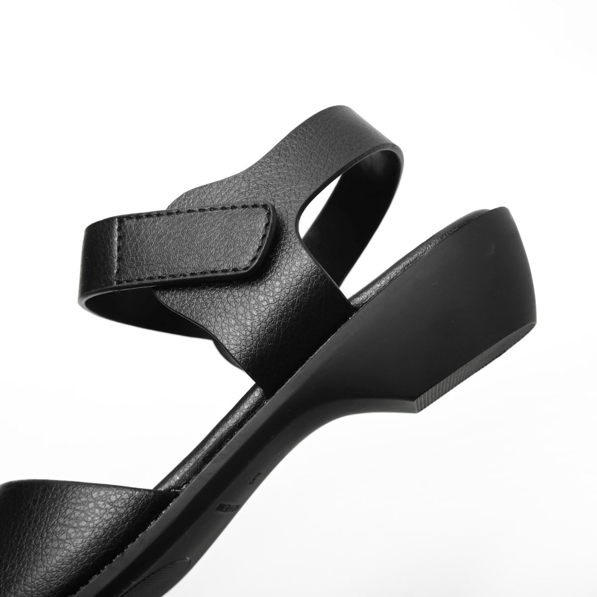 cận cảnh chi tiết chất liệu quai và đế giày sandal YOMI